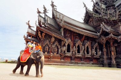 The Sanctuary of Truth,Pattaya,Thailand。（Photo by Fannie Wu）泰国芭提雅真理寺又名木雕之城，是全世界最大的木雕建筑，位于泰国芭提雅北部五公里的临海上，环境清幽静谧，远看像一座宏伟的寺庙屹立海边，但它…