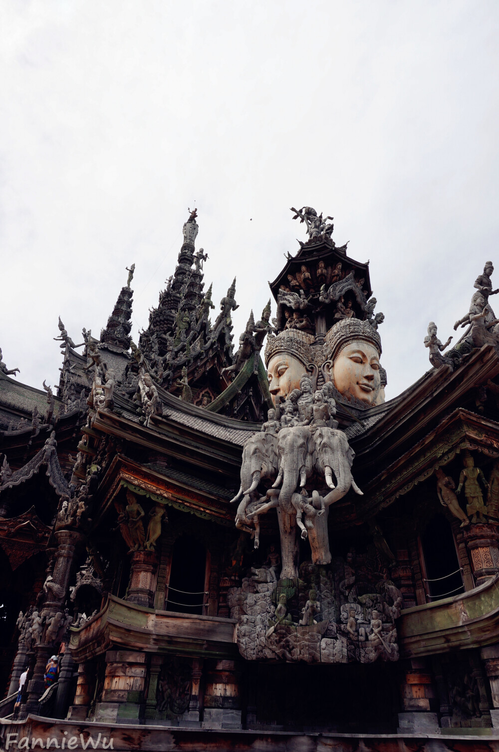 The Sanctuary of Truth,Pattaya,Thailand。（Photo by Fannie Wu）泰国芭提雅真理寺又名木雕之城，是全世界最大的木雕建筑，位于泰国芭提雅北部五公里的临海上，环境清幽静谧，远看像一座宏伟的寺庙屹立海边，但它并不是真的寺庙，而是一座出于宗教理念的艺术创作。