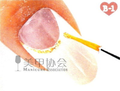 1.（1）首先在指甲上均匀的涂一层结合剂和一层底胶，照灯（2）用白色甲胶在甲面均匀的画出白色反法式，如图照灯（3）用勾线笔沾金色亮粉甲胶沿着白色反法式的根部光滑的画出一条金色弧线，如图照灯