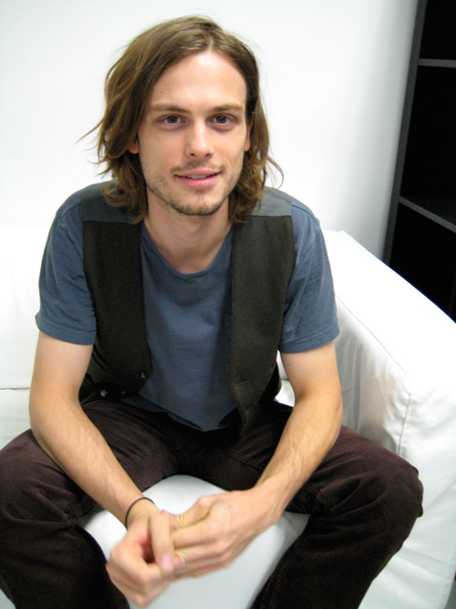 马修·格雷·古柏勒 Matthew Gray Gubler - 著名的美国演员、导演、编剧、画家，以及前著名时尚模特。他首次荧幕触电是2004年的电影The Life Aquatic With Steve Zissou。令他家喻户晓的是CBS的连续剧《犯罪心理》，他在其中扮演天才斯宾塞·瑞德博士。