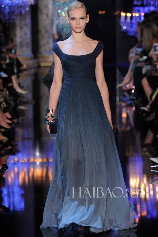 艾莉·萨博 (Elie Saab) 2014秋冬高定秀 透明的真丝雪纺上镶嵌大量的珍珠、钻石、亮片、花朵，并随着模特的步伐摇曳生姿