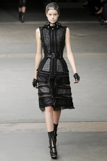 Alexander McQueen2011秋冬高定（图片来自Vogue时尚）