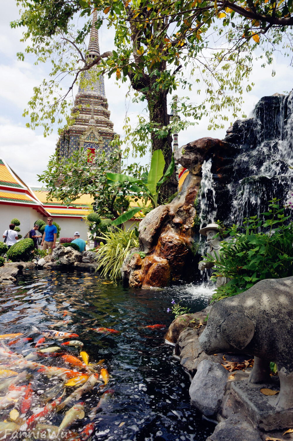 Wat Pho,Bangkok,Thailand。（Photo by Fannie Wu）位于大皇宫隔壁的卧佛寺又称菩提寺，卧佛寺是全曼谷最古老的庙，也是全泰国最大的庙宇。卧佛寺之中，佛塔林立，大小佛塔加起来近百之多。这些佛塔或贴满金箔，或镶满彩瓷，4座大塔尤为壮观。而书写在卧佛寺内走廊柱上、壁上及牌厅上的有关寺庙历史、佛史、药方、文学等方面的石碑，则形成了卧佛寺内的另一独有景观，诸多在民间已经难以寻到的知识在这里却可以寻得到。也因此，卧佛寺有了“泰国第一所大学”之名。