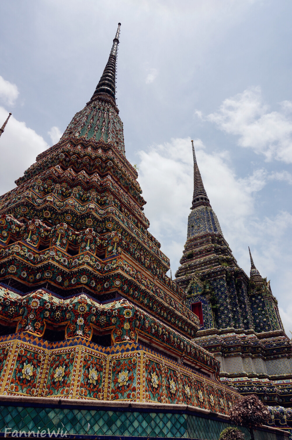 Wat Pho,Bangkok,Thailand。（Photo by Fannie Wu）位于大皇宫隔壁的卧佛寺又称菩提寺，卧佛寺是全曼谷最古老的庙，也是全泰国最大的庙宇。卧佛寺之中，佛塔林立，大小佛塔加起来近百之多。这些佛塔或贴满金箔，或镶满彩瓷，4座大塔尤为壮观。而书写在卧佛寺内走廊柱上、壁上及牌厅上的有关寺庙历史、佛史、药方、文学等方面的石碑，则形成了卧佛寺内的另一独有景观，诸多在民间已经难以寻到的知识在这里却可以寻得到。也因此，卧佛寺有了“泰国第一所大学”之名。