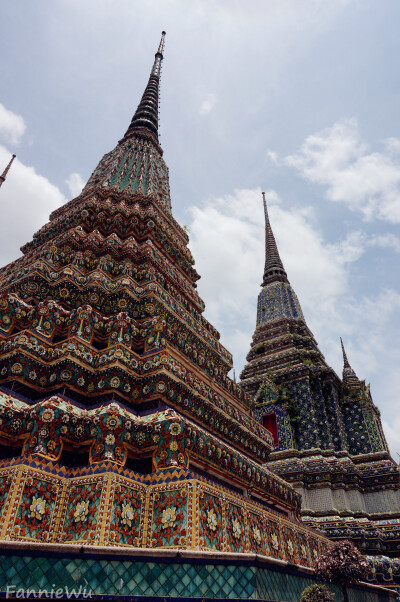 Wat Pho,Bangkok,Thailand。（Photo by Fannie Wu）位于大皇宫隔壁的卧佛寺又称菩提寺，卧佛寺是全曼谷最古老的庙，也是全泰国最大的庙宇。卧佛寺之中，佛塔林立，大小佛塔加起来近百之多。这些佛塔或贴满金箔，或镶…