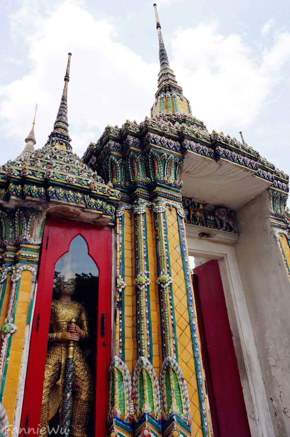 Wat Pho,Bangkok,Thailand。（Photo by Fannie Wu）位于大皇宫隔壁的卧佛寺又称菩提寺，卧佛寺是全曼谷最古老的庙，也是全泰国最大的庙宇。卧佛寺之中，佛塔林立，大小佛塔加起来近百之多。这些佛塔或贴满金箔，或镶满彩瓷，4座大塔尤为壮观。而书写在卧佛寺内走廊柱上、壁上及牌厅上的有关寺庙历史、佛史、药方、文学等方面的石碑，则形成了卧佛寺内的另一独有景观，诸多在民间已经难以寻到的知识在这里却可以寻得到。也因此，卧佛寺有了“泰国第一所大学”之名。