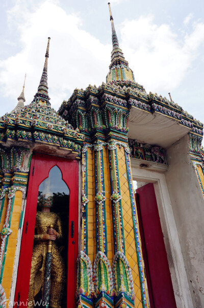 Wat Pho,Bangkok,Thailand。（Photo by Fannie Wu）位于大皇宫隔壁的卧佛寺又称菩提寺，卧佛寺是全曼谷最古老的庙，也是全泰国最大的庙宇。卧佛寺之中，佛塔林立，大小佛塔加起来近百之多。这些佛塔或贴满金箔，或镶…