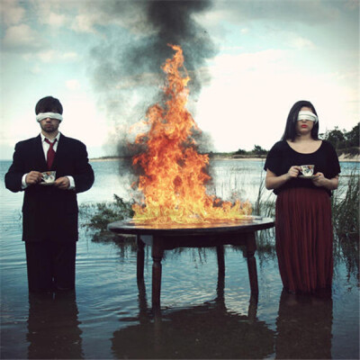 Nicolas Bruno，美国摄影师，出生于1993年，现居纽约，他从少年时期就长期遭受睡眠瘫痪症（Sleep Paralysis）的困扰，这种疾病带给他无数可怕的噩梦，他超现实风格的摄影作品大多是试图重现梦境。