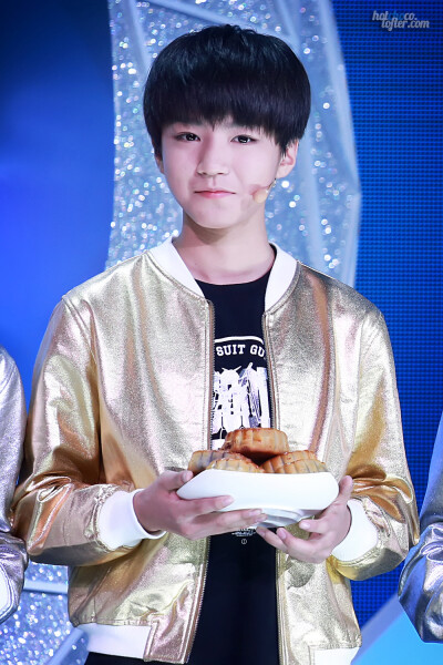 TFBOYS王俊凯 2014.9.4 湖南台中秋晚会录制。cr:LOGO