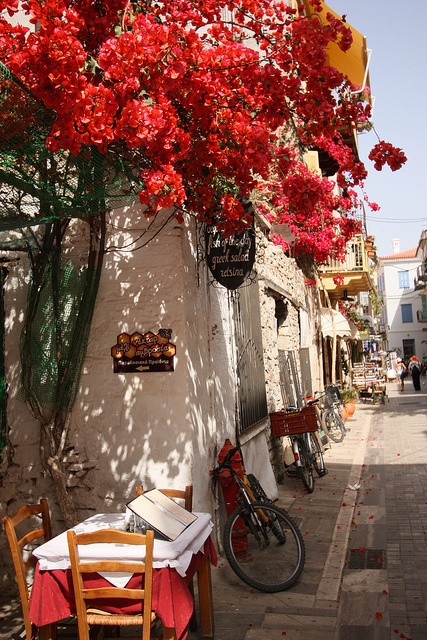 Nafplio,Peloponissos,Greece。希腊伯罗奔尼撒半岛拉夫普里欧。书中的拉夫普里欧是一座有壮丽水岸、细密小街和历史建筑的城市。他由一座座堡垒围抱着，就像港湾中间另一座承包。但驶入阿拉夫普里欧就像进入了雅典市郊，拥挤的街道、成堆的公寓楼和一种无序的感觉就像这座城市缺乏规划而允许任何人随意在他们喜欢的地方恣意修筑一样。