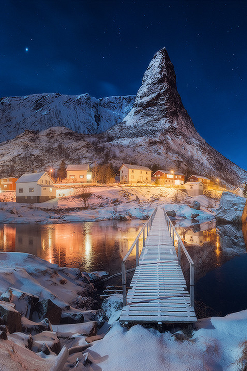 Lofoten,Nordland,Norway。罗弗敦群岛是由上古的冰川雕琢而成的，挪威北部、挪威海中的群岛。Vestfjorden峡湾把它和挪威大陆隔离了开来，把它孤零零留在了辽阔的海上。尽管如此，从远处看上去，群岛仍然像一条似有似无的链子，永远连在一起。因此，当地人又叫它“罗弗敦围墙”。