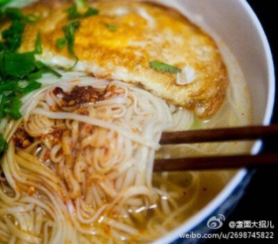 【黯然销魂面】把大蒜切碎备用，菠菜洗好，香肠滚刀切 ；把油烧热，鸡蛋煎一下，注意火候，单面煎 ；用剩下的油爆炒下大蒜和干辣椒，香肠再放进去爆炒起锅；水烧开，放入面条，滚开加如少许盐和酱油和醋5分钟后，面…