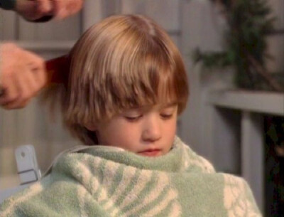 海利·乔·奥斯蒙特，1988年4月10日出生在美国加利福尼亚州洛杉矶。海利四岁被星探发现，不久为必胜客拍摄广告，使他第一次登上银幕。 1994年参演第一部电影《阿甘正传》，1999年凭借主演电影《第六感》获得一项金球奖…