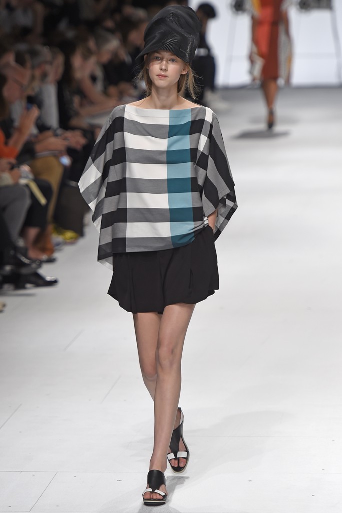 Issey Miyake RTW Spring 2015。三宅一生2015巴黎时装周春夏女装的秀场仿佛是一场高科技艺术展示，设计师运用创新的3D蒸汽拉伸技术，让整个系列的成衣充满了空气感。在此基础上，新系列显得更加干净、明快，特别是注重衣料的纹理组合。