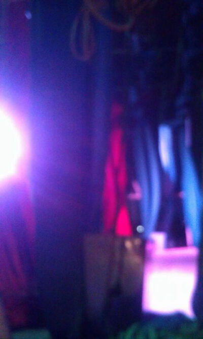 飘逸幕布；灯光+颜色，很有戏剧氛围，让人想沉浸其中...