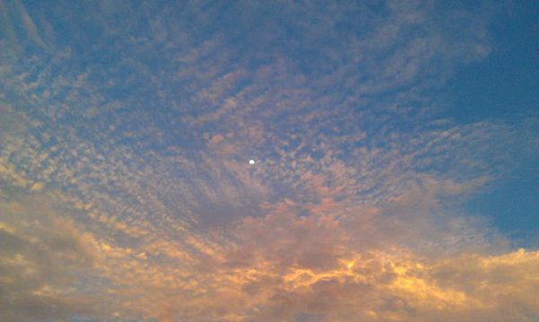 夕阳月亮；很喜欢很喜欢的一张可以做壁纸的摄影图片...