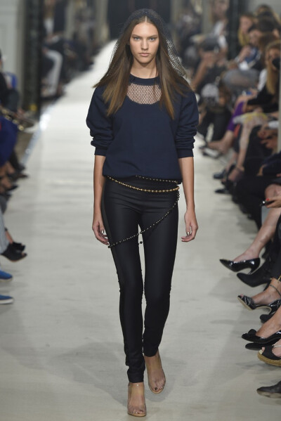 Alexis Mabille RTW Spring 2015。艾历克西斯·马毕2015巴黎时装周春夏高级成衣发布以一件拳击手外套式的改良裙装开场，奠定了这一季运动风的基调。与以往强调女性曲线的设计略有不同，这一季设计师让服装变得更轻松…