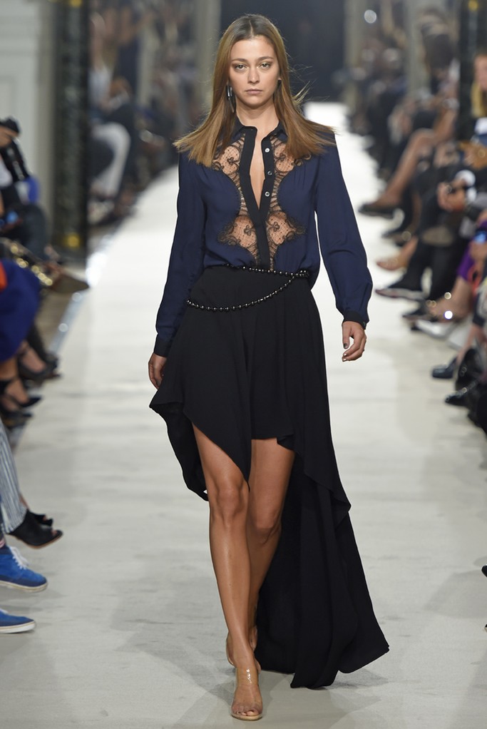 Alexis Mabille RTW Spring 2015。艾历克西斯·马毕2015巴黎时装周春夏高级成衣发布以一件拳击手外套式的改良裙装开场，奠定了这一季运动风的基调。与以往强调女性曲线的设计略有不同，这一季设计师让服装变得更轻松随意。笔挺的线条和拉链被改为不对称、松紧，舒适也许是这一季设计的核心。