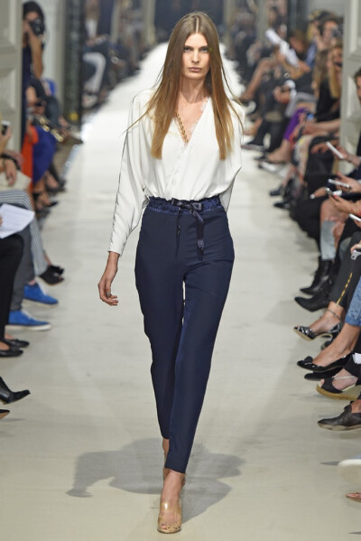 Alexis Mabille RTW Spring 2015。艾历克西斯·马毕2015巴黎时装周春夏高级成衣发布以一件拳击手外套式的改良裙装开场，奠定了这一季运动风的基调。与以往强调女性曲线的设计略有不同，这一季设计师让服装变得更轻松…