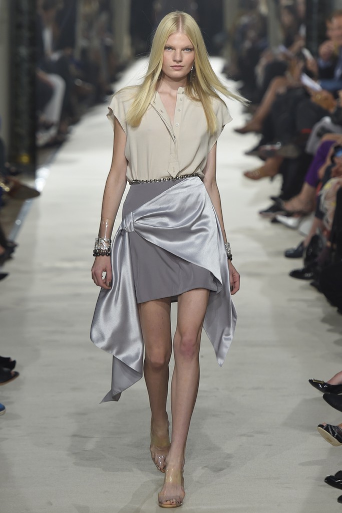 Alexis Mabille RTW Spring 2015。艾历克西斯·马毕2015巴黎时装周春夏高级成衣发布以一件拳击手外套式的改良裙装开场，奠定了这一季运动风的基调。与以往强调女性曲线的设计略有不同，这一季设计师让服装变得更轻松随意。笔挺的线条和拉链被改为不对称、松紧，舒适也许是这一季设计的核心。