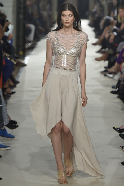 Alexis Mabille RTW Spring 2015。艾历克西斯·马毕2015巴黎时装周春夏高级成衣发布以一件拳击手外套式的改良裙装开场，奠定了这一季运动风的基调。与以往强调女性曲线的设计略有不同，这一季设计师让服装变得更轻松…