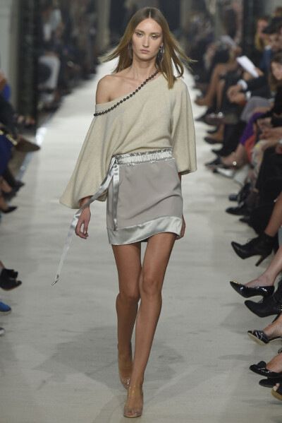 Alexis Mabille RTW Spring 2015。艾历克西斯·马毕2015巴黎时装周春夏高级成衣发布以一件拳击手外套式的改良裙装开场，奠定了这一季运动风的基调。与以往强调女性曲线的设计略有不同，这一季设计师让服装变得更轻松…