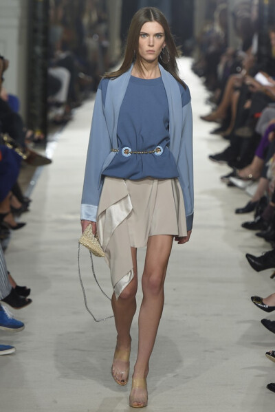 Alexis Mabille RTW Spring 2015。艾历克西斯·马毕2015巴黎时装周春夏高级成衣发布以一件拳击手外套式的改良裙装开场，奠定了这一季运动风的基调。与以往强调女性曲线的设计略有不同，这一季设计师让服装变得更轻松…