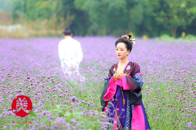 《美人制造》，这部剧撇开剧情雷人以为ia，布景以及造型真的很唯美啊！