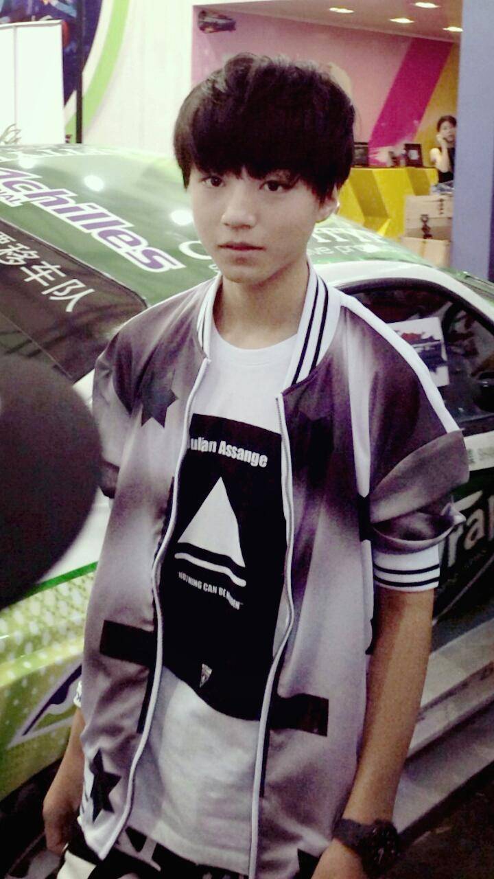 TFBOYS王俊凯 王俊凯 ，140801上海CJ游戏展热力赛车 cr.logo