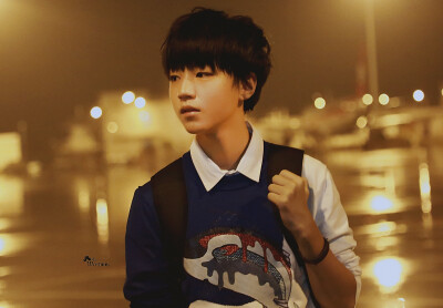 TFBOYS王俊凯 140828宝安机场--江北机场 cr:logo