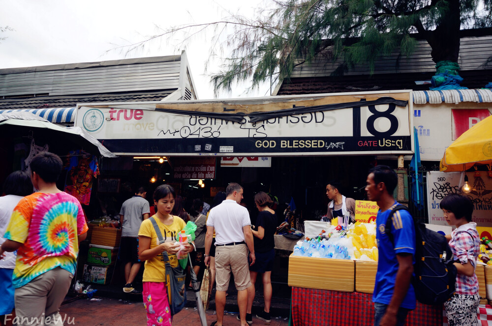 Chatuchak Weekend Market,Bangkok,Thailand。（Photo by Fannie Wu）乍都乍周末市场,位于曼谷市郊，乘坐轻轨列车到莫奇站（Mo Chit）下车便是。每逢周末（仅限周六和周日）开放。她是东南亚地区最大的和泊来品最多的集市。市场内鳞次栉比地排列着超过9000家商铺，要逛遍整个市场，几乎要花上一整天时间。各种商品多到只能用一句话概括：服装、手工艺品、古董、花草、宠物、食品及各种想不到的东西，这里都有。因其是一个以本地人为主要对象的综合市场，价格也很公道。