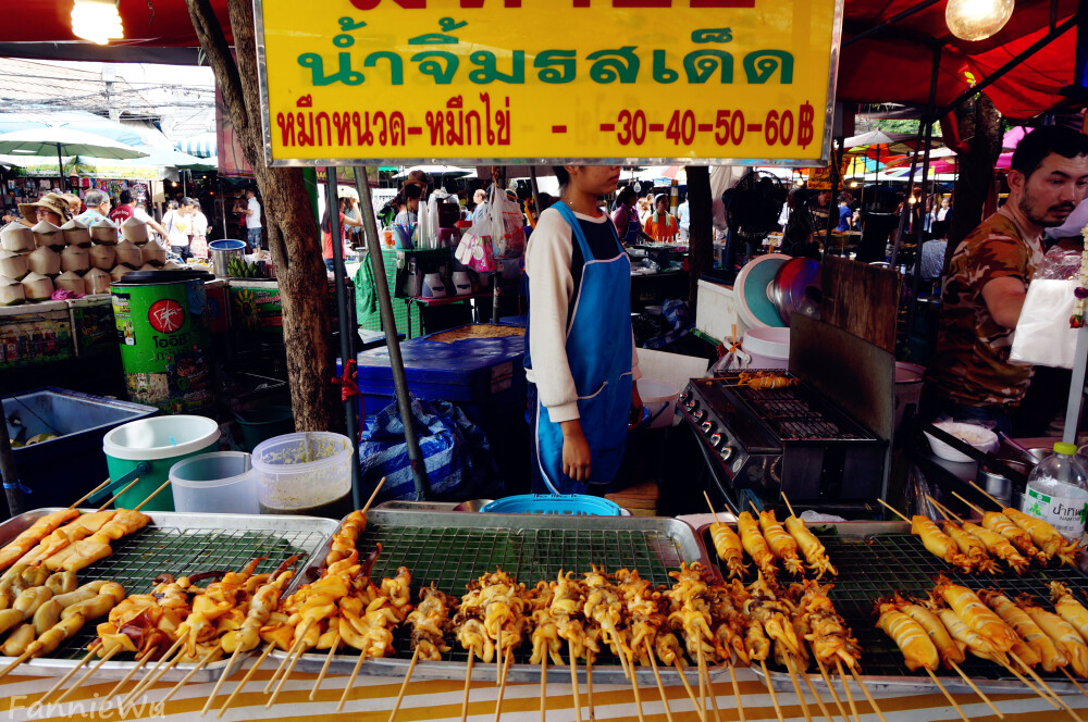 Chatuchak Weekend Market,Bangkok,Thailand。（Photo by Fannie Wu）乍都乍周末市场,位于曼谷市郊，乘坐轻轨列车到莫奇站（Mo Chit）下车便是。每逢周末（仅限周六和周日）开放。她是东南亚地区最大的和泊来品最多的集市。市场内鳞次栉比地排列着超过9000家商铺，要逛遍整个市场，几乎要花上一整天时间。各种商品多到只能用一句话概括：服装、手工艺品、古董、花草、宠物、食品及各种想不到的东西，这里都有。因其是一个以本地人为主要对象的综合市场，价格也很公道。烤鱿鱼！！！！