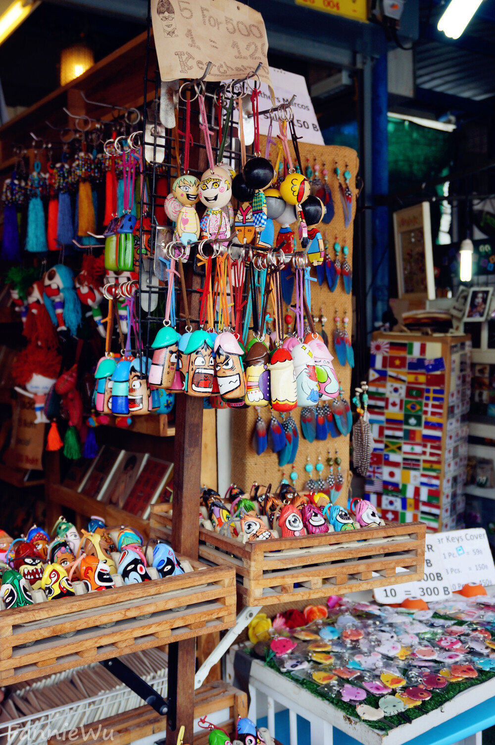 Chatuchak Weekend Market,Bangkok,Thailand。（Photo by Fannie Wu）乍都乍周末市场,位于曼谷市郊，乘坐轻轨列车到莫奇站（Mo Chit）下车便是。每逢周末（仅限周六和周日）开放。她是东南亚地区最大的和泊来品最多的集市。市场内鳞次栉比地排列着超过9000家商铺，要逛遍整个市场，几乎要花上一整天时间。各种商品多到只能用一句话概括：服装、手工艺品、古董、花草、宠物、食品及各种想不到的东西，这里都有。因其是一个以本地人为主要对象的综合市场，价格也很公道。