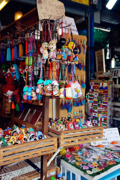 Chatuchak Weekend Market,Bangkok,Thailand。（Photo by Fannie Wu）乍都乍周末市场,位于曼谷市郊，乘坐轻轨列车到莫奇站（Mo Chit）下车便是。每逢周末（仅限周六和周日）开放。她是东南亚地区最大的和泊来品最多…