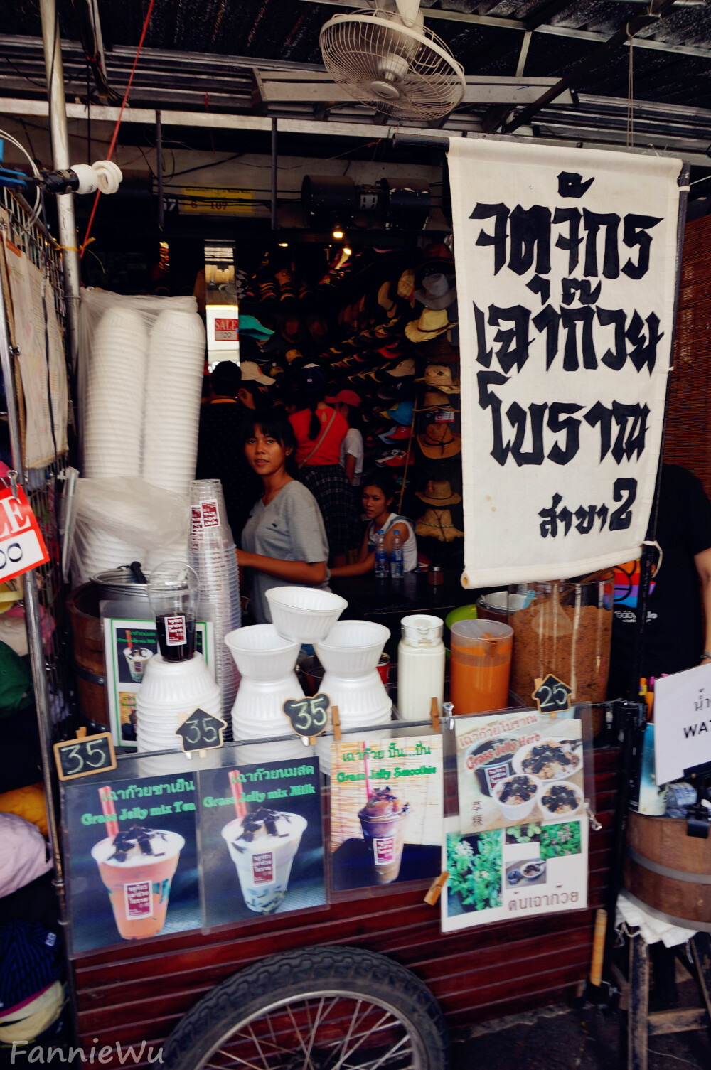 Chatuchak Weekend Market,Bangkok,Thailand。（Photo by Fannie Wu）乍都乍周末市场,位于曼谷市郊，乘坐轻轨列车到莫奇站（Mo Chit）下车便是。每逢周末（仅限周六和周日）开放。她是东南亚地区最大的和泊来品最多的集市。市场内鳞次栉比地排列着超过9000家商铺，要逛遍整个市场，几乎要花上一整天时间。各种商品多到只能用一句话概括：服装、手工艺品、古董、花草、宠物、食品及各种想不到的东西，这里都有。因其是一个以本地人为主要对象的综合市场，价格也很公道。