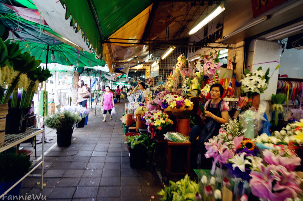 Flower Market,Bangkok,Thailand。（Photo by Fannie Wu）曼谷胜利纪念碑旁的花卉市场。