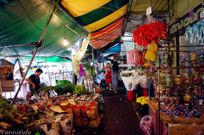 Flower Market,Bangkok,Thailand。（Photo by Fannie Wu）曼谷胜利纪念碑旁的花卉市场。