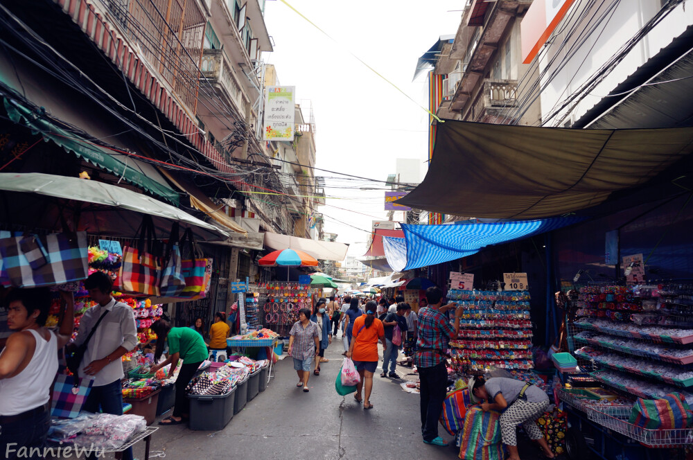 China Town,Bangkok,Thailand。（Photo by Fannie Wu）曼谷的中国城在耀华叻路上，今天也已经是商业区的代名词。这里的店铺几乎是24小时开门营业。在这里经营的华人当中，潮汕华侨最多，据说潮州话在这里可以通行无阻。