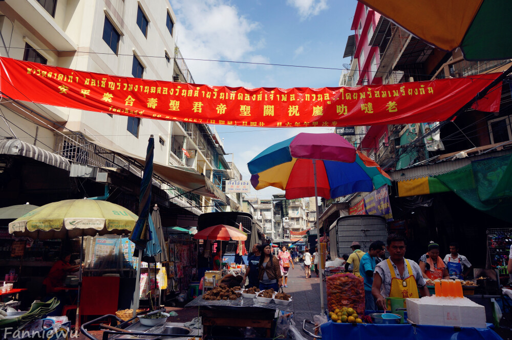 China Town,Bangkok,Thailand。（Photo by Fannie Wu）曼谷的中国城在耀华叻路上，今天也已经是商业区的代名词。这里的店铺几乎是24小时开门营业。在这里经营的华人当中，潮汕华侨最多，据说潮州话在这里可以通行无阻。