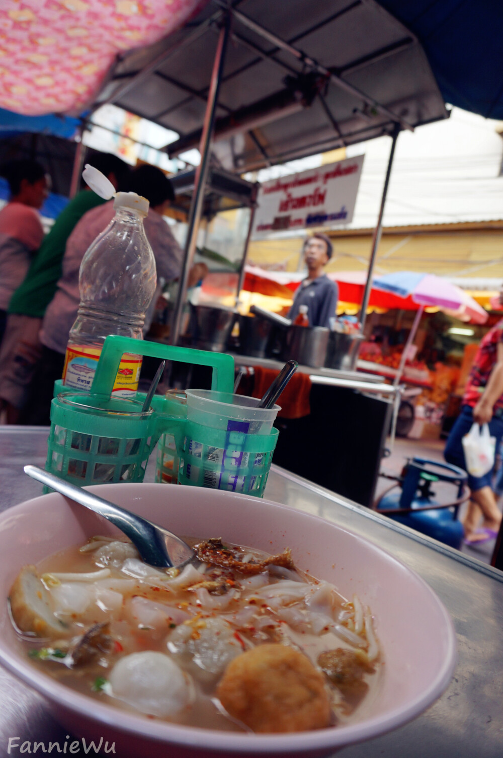 China Town,Bangkok,Thailand。（Photo by Fannie Wu）曼谷的中国城在耀华叻路上，今天也已经是商业区的代名词。这里的店铺几乎是24小时开门营业。在这里经营的华人当中，潮汕华侨最多，据说潮州话在这里可以通行无阻。