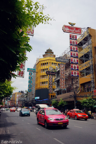 China Town,Bangkok,Thailand。（Photo by Fannie Wu）曼谷的中国城在耀华叻路上，今天也已经是商业区的代名词。这里的店铺几乎是24小时开门营业。在这里经营的华人当中，潮汕华侨最多，据说潮州话在这里可以通行无…