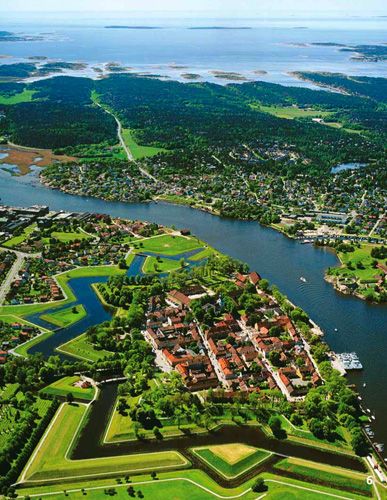 Fredrikstad, Norway。挪威东南部海港腓特烈斯塔。入口处有小岛屏障。在奥斯陆峡湾东岸、格洛马河口。北距首都奥斯陆仅80公里。人口2.8万（1980），早在新石器时代东福尔郡地区就已经有人居住了。在北欧七年战争中萨…