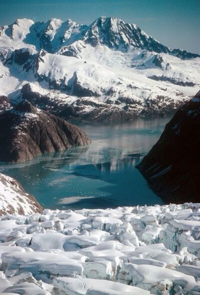  阿拉斯加州的Kenai Fjords国家公园 如果想看到冰川而非火山岩浆从火山中涌出,建议来这个公园，园中的38座冰原不但精致壮观，且因未来可能不复存在而弥足珍贵。
