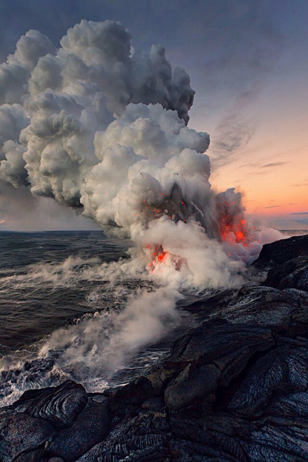 夏威夷州的Hawaii Volcanoes国家公园，如果你想看到一些熔岩流动那么我们强烈推荐这个公园，两个世界上最活跃的火山都位于这个公园内。