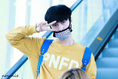 張藝興 LAY cr logo