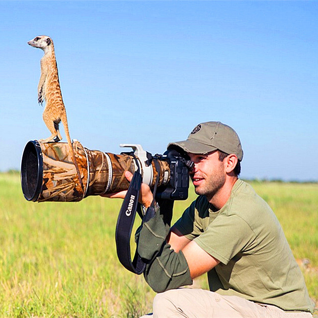 野生动物摄影师维勒·伯拉德·卢卡斯(Will Burrard-Lucas)，因为一张狐獴站在镜头上的照片被大家熟知。