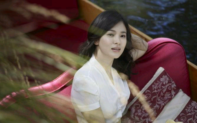 宋慧乔（송혜교/Song Hye Kyo），韩国著名影视演员。 1996年通过模特大赛出道，先后拍摄多部影视剧，曾获“韩国最佳演艺人奖”， 代表作《蓝色生死恋》《浪漫满屋》令她在亚洲各地皆为人所知，成为韩流代表人物。 2005年开始，宋慧乔开始专注于电影方面的发展，出演《我和我的女友》《黄真伊》等，并先后了参演了中国电影《一代宗师》和《太平轮》。 2013年的《那年冬天，风在吹》是宋慧乔阔别荧屏4年之久的又一韩剧经典。