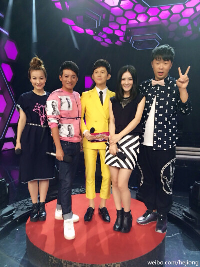 中间那位没看镜头