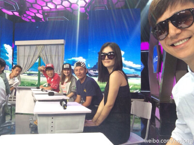 后面这位同学上课怎么还戴墨镜