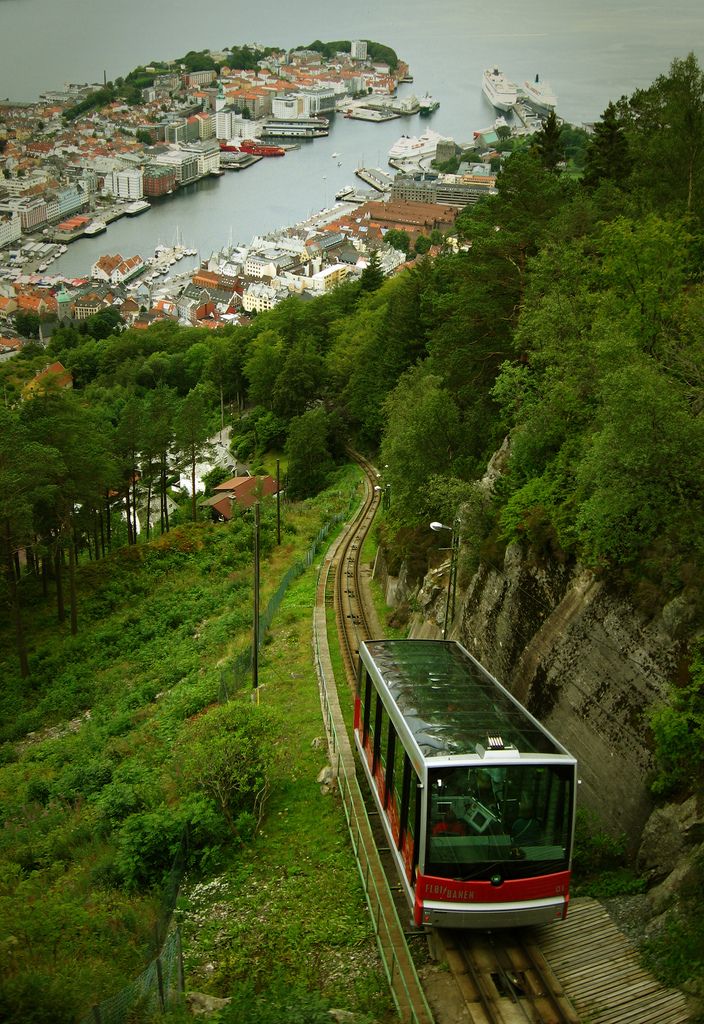 Bergen, Norway。卑尔根，挪威的第二大城，也是西海岸最大最美的港都，落在挪威西海岸陡峭的峡湾线上，倚着港湾和七座山头，市区频临碧湾（Byfiord），直通大西洋，是座风光明媚的港湾之城。